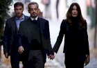 Ex-presidente francês Nicolas Sarkozy chega à prisão em Paris