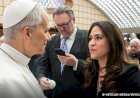 Papa nomeia primeira mulher para liderar comunicações do Vaticano