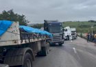 Acidente entre duas carretas interdita parte da BR-101 em Caaporã, na PB
