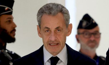 Justiça francesa condena ex-presidente Sarkozy a 5 anos de prisão em caso de financiamento ilegal líbio