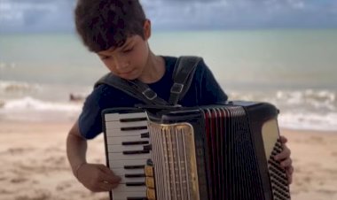 Quem é o sanfoneiro de 9 anos que 'montou banda' com irmãos mais novos na PB