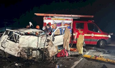 Colisão frontal entre dois carros deixa motoristas feridos na BR-230 entre Patos e São Mamede