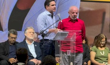Hugo Motta e Paes são vaiados em evento com Lula no Dia dos Professores no Rio, e presidente da Câmara ouve coro de 'sem anistia'