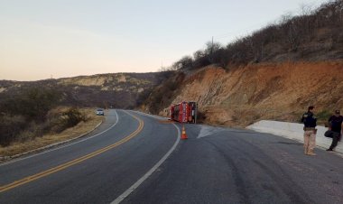 Caminhão-tanque tomba na BR-230 e vazamento de combustível é registrado no final da serra de Santa Luzia