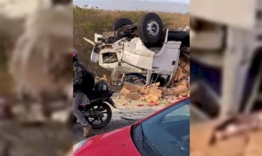 Colisão entre dois caminhões e quatro carros deixa cinco mortos na BR-230 em Soledade