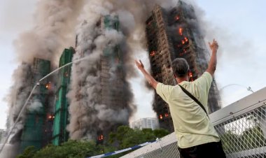 Incêndio de grandes proporções atinge condomínio de arranha-céus em Hong Kong e mata 4