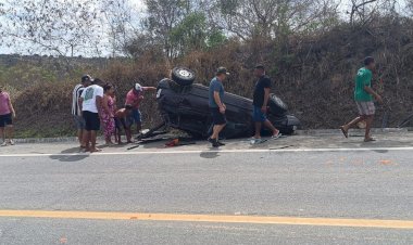 Acidente na BR-104: policial militar fica ferido após capotamento