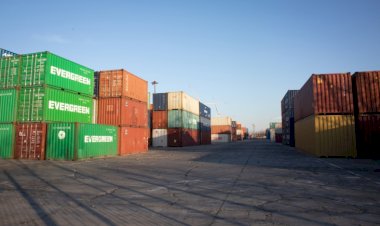 Preços do petróleo e do gás disparam após ataques ao Irã; Bolsas operam em queda