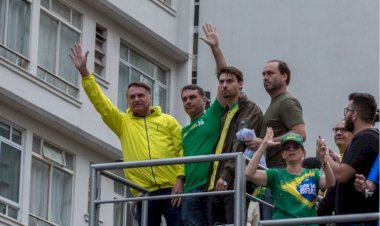 Flávio vira advogado de Jair Bolsonaro e ganha acesso livre ao pai