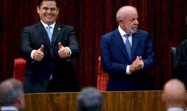 Em meio à tensão nos Três Poderes, Lula e Alcolumbre se reencontram e sentam lado a lado
