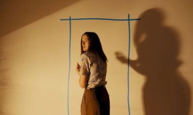 ‘Backrooms: Um Não-Lugar’ abraça o desconforto e transforma o vazio em terror psicológico