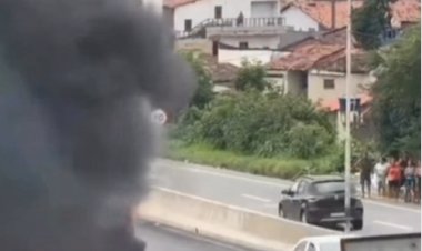Caminhão pega fogo na BR-230 em Campina Grande, Bombeiros estão no local