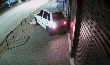 Câmeras registram suspeitos usando carro para invadir e roubar loja em Campina Grande