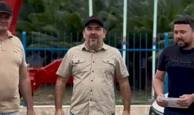 Prefeito Nelsinho Honorato entrega ensiladeira e veículo novo em Coxixola