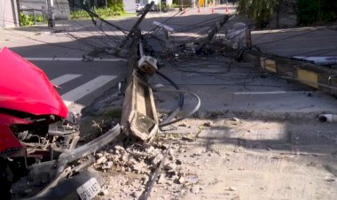 Carro derruba postes e causa destruição em avenida de João Pessoa