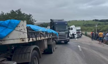 Acidente entre duas carretas interdita parte da BR-101 em Caaporã, na PB
