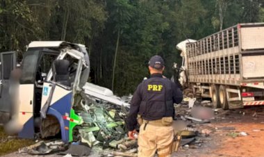 Acidente entre ônibus e caminhão mata 23 pessoas em estrada no Paraná