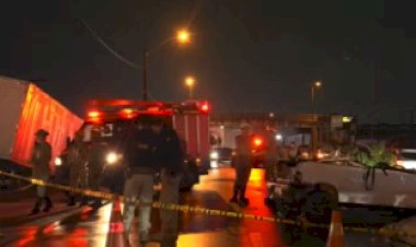 Jovem morre e dois irmãos ficam feridos após carro bater em carreta na BR-101, em João Pessoa
