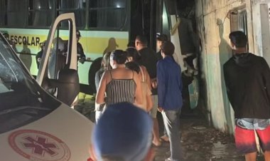 Motorista de ônibus escolar morre e estudantes ficam feridos após acidente, na PB