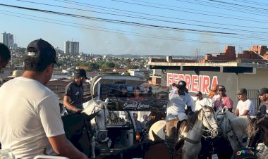 Menino de 10 anos que morreu após acidente entre carro e moto é sepultado em Campina Grande