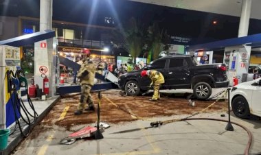 MAMANGUAPE: Motorista perde controle de carro, atinge bomba de combustível e três veículos em posto