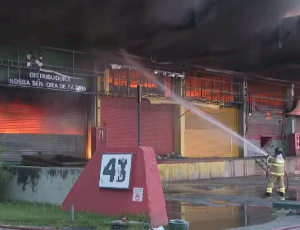 Ceasa tem galpão atingido por incêndio de grandes proporções; 4 bombeiros são atendidos