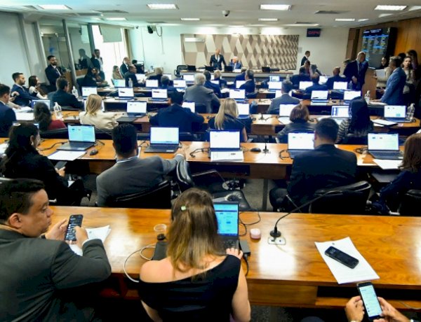 CCJ do Senado aprova PEC que veda punição a veículos por fala de entrevistados