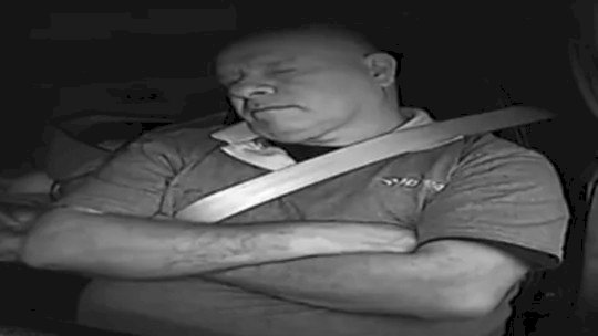 VÍDEO mostra que motorista de carreta que prensou carro e matou advogado cochilou ao volante
