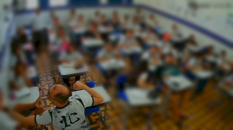 Professor agride aluno dentro de sala de aula, em Aroeiras