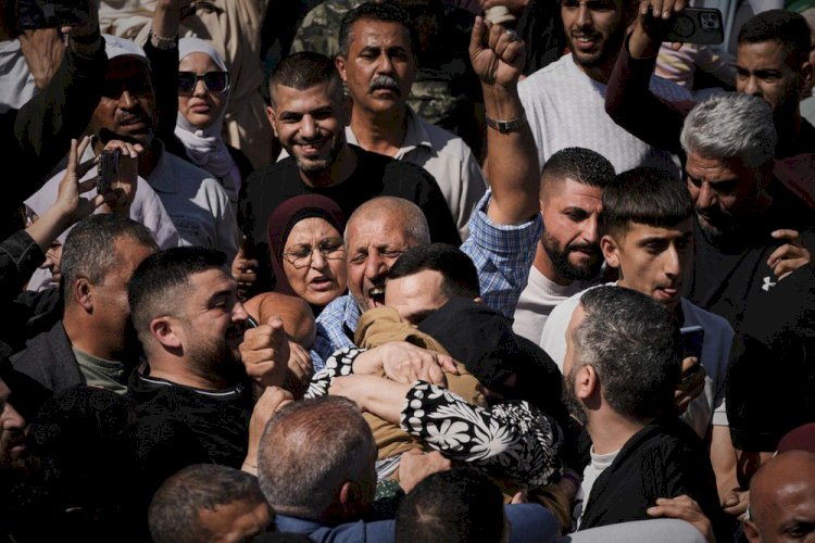 Israel começa a libertar quase 2 mil prisioneiros palestinos como parte do acordo de cessar-fogo em Gaza