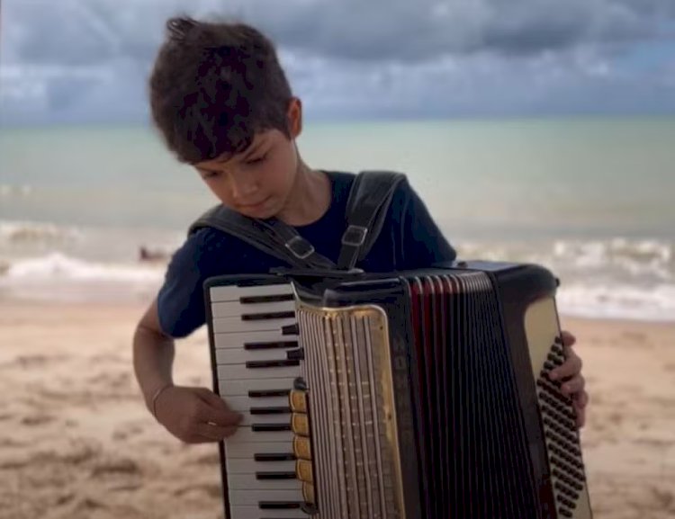 Quem é o sanfoneiro de 9 anos que 'montou banda' com irmãos mais novos na PB