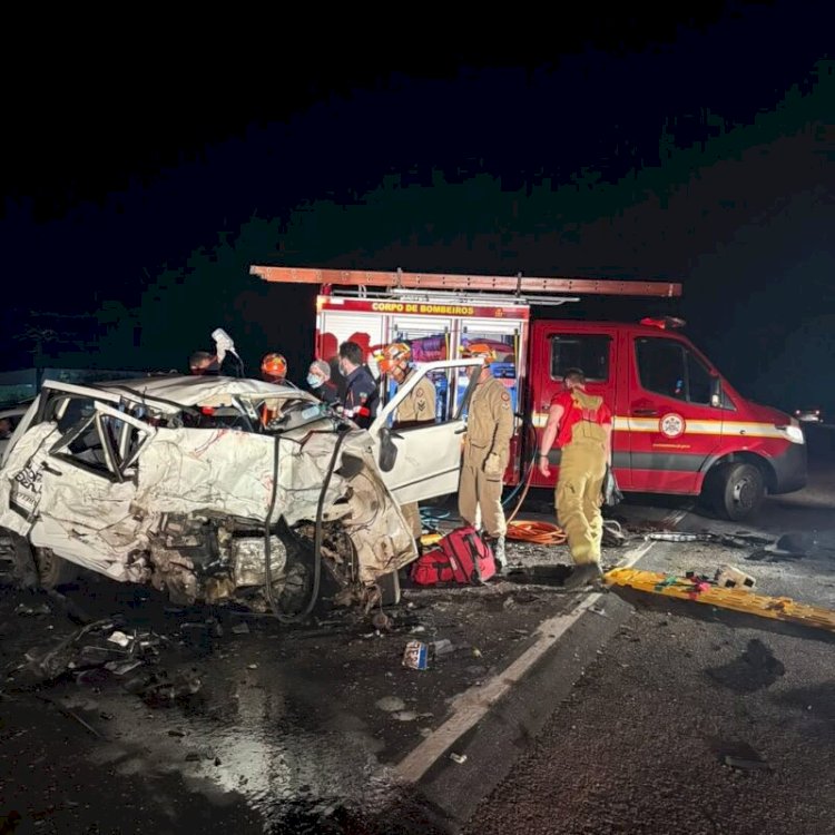 Colisão frontal entre dois carros deixa motoristas feridos na BR-230 entre Patos e São Mamede