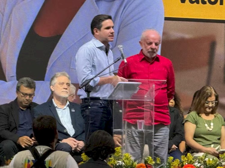Hugo Motta e Paes são vaiados em evento com Lula no Dia dos Professores no Rio, e presidente da Câmara ouve coro de 'sem anistia'