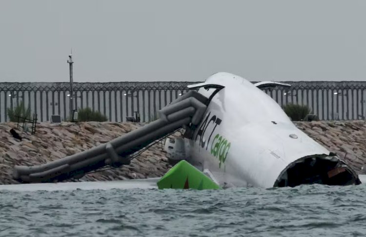 Avião de carga derrapa na pista e cai no mar ao pousar em Hong Kong; duas pessoas morreram