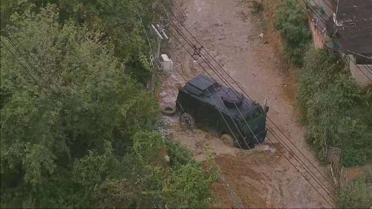 ‘Caveirão’ da PM atola em operação contra roubos em Belford Roxo