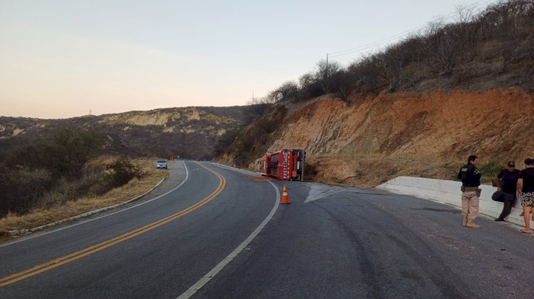 Caminhão-tanque tomba na BR-230 e vazamento de combustível é registrado no final da serra de Santa Luzia