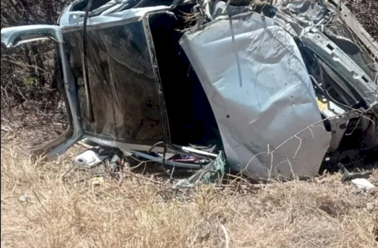 Motorista fica ferido após carro colidir em ônibus escolar e capotar na BR-412