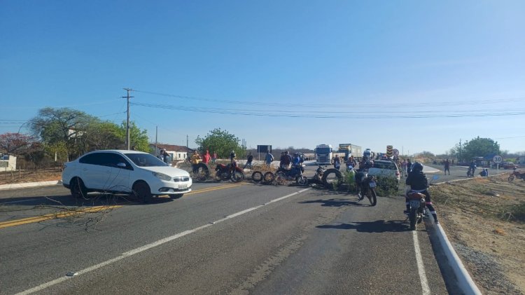 Populares interditam BR-230, em Cajazeiras, em protesto sobre transposição das águas do açude Boqueirão