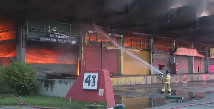 Ceasa tem galpão atingido por incêndio de grandes proporções; 4 bombeiros são atendidos