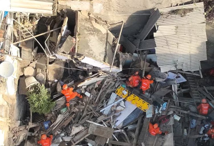 Parte interna de sobrado desaba no Catete e deixa vítimas