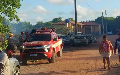 Incêndio destrói carros estacionados em área de vegetação seca em Barra de Mamanguape