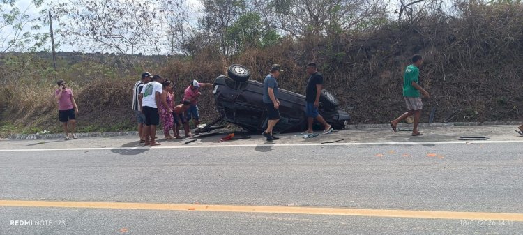 Acidente na BR-104: policial militar fica ferido após capotamento