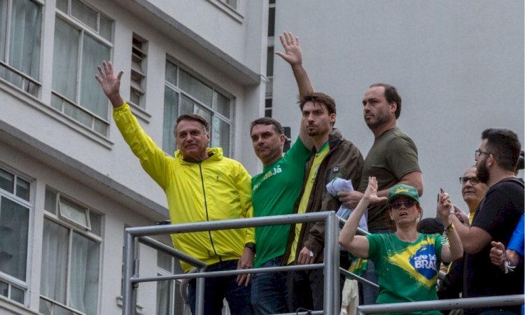 Flávio vira advogado de Jair Bolsonaro e ganha acesso livre ao pai