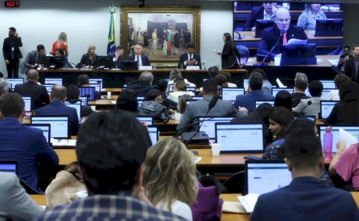 CCJ aprova PEC sobre o fim da escala 6×1