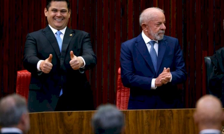 Em meio à tensão nos Três Poderes, Lula e Alcolumbre se reencontram e sentam lado a lado