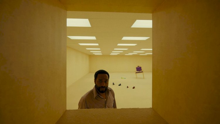 ‘Backrooms: Um Não-Lugar’ abraça o desconforto e transforma o vazio em terror psicológico