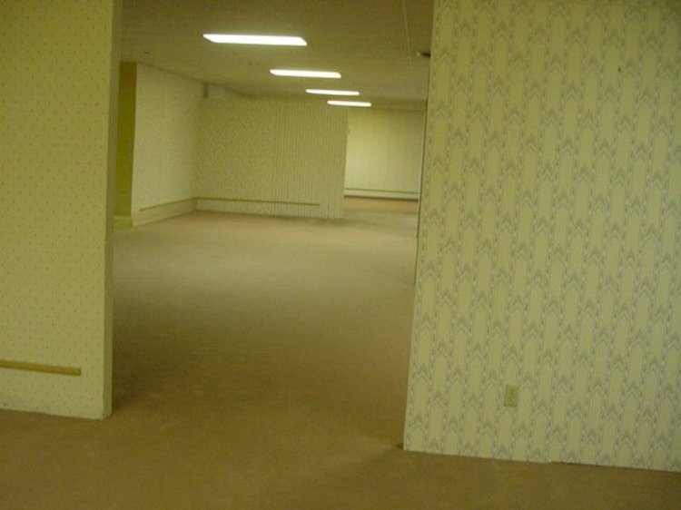 ‘Backrooms: Um Não-Lugar’ abraça o desconforto e transforma o vazio em terror psicológico