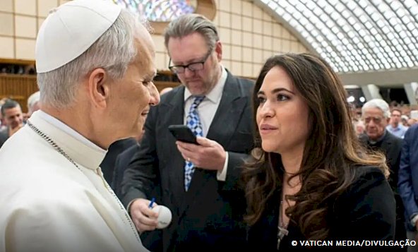 Papa nomeia primeira mulher para liderar comunicações do Vaticano
