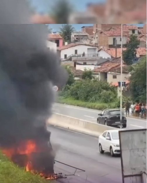 Caminhão pega fogo na BR-230 em Campina Grande, Bombeiros estão no local
