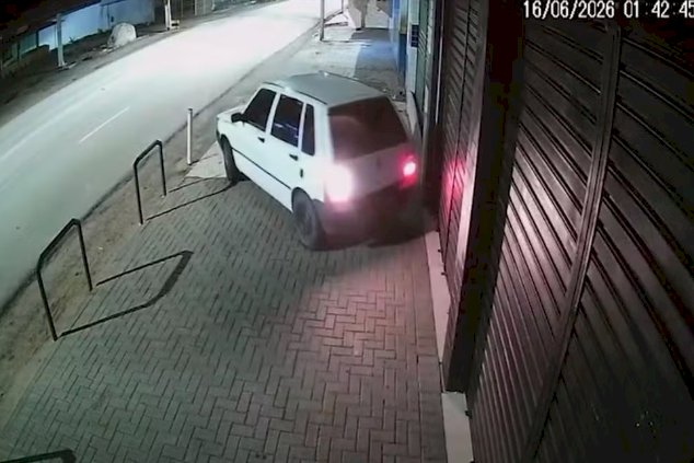 Câmeras registram suspeitos usando carro para invadir e roubar loja em Campina Grande